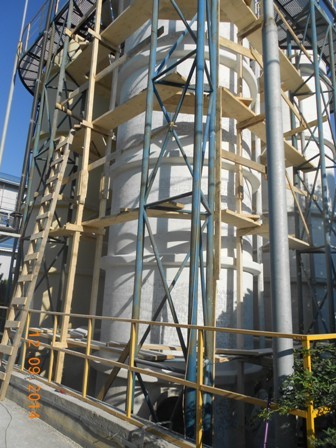 Corrosion protection of a fiberglass tank for hydrochloric acid
